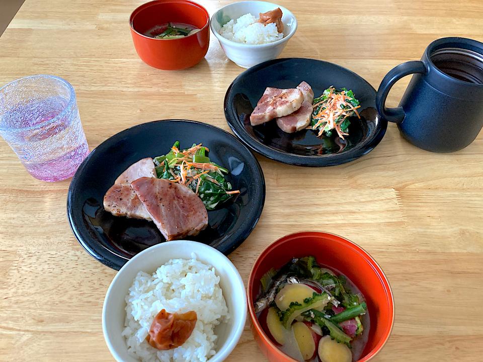 ハムステーキ、ゴーヤとさつまいもの甘酒味噌汁、黒糖梅干し、五分づき米ご飯😋